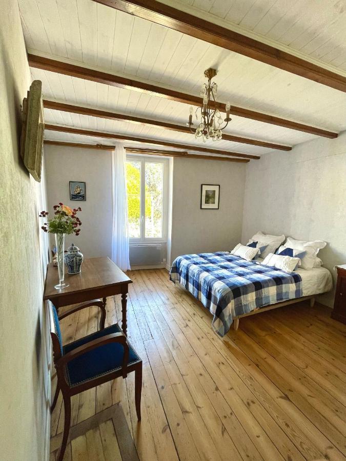 Chez Sarah - L'Escapade Bed & Breakfast Javerlhac-et-la-Chapelle-Saint-Robert ภายนอก รูปภาพ